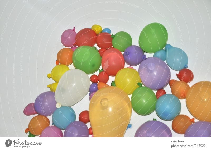 bombe .. Kindheit Kindergeburtstag Luftballon Wasserbomben Unsinn mehrfarbig Freude Spielen Spielzeug Flüssigkeit rund Kühlung nass Farbe Gummi Badewanne