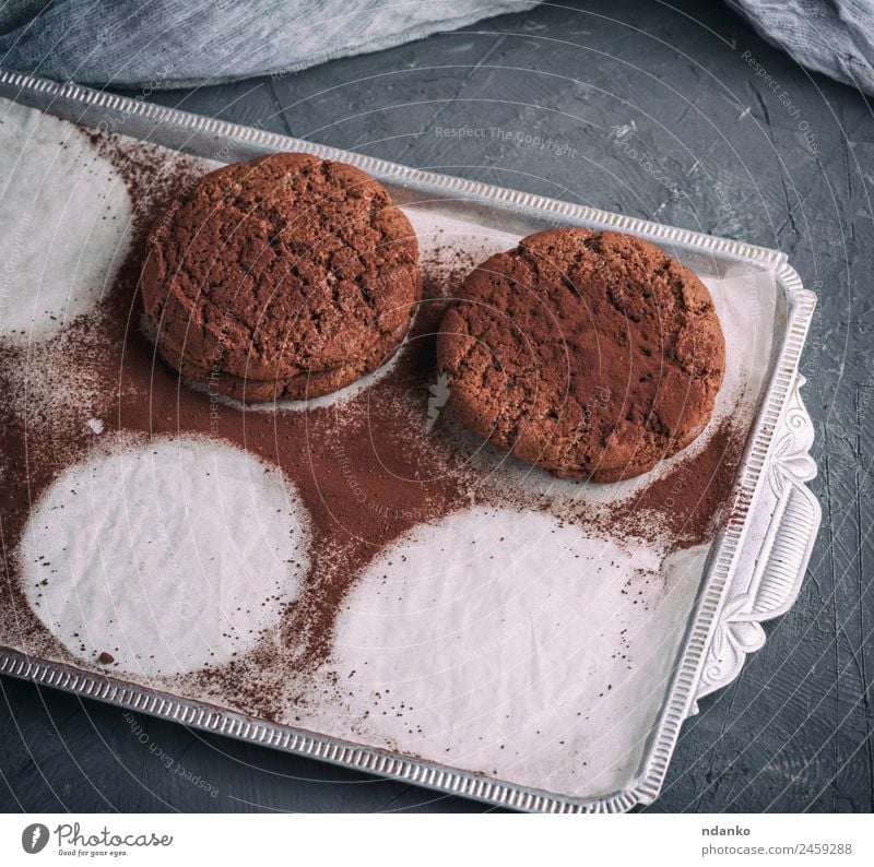 gebackene runde Schokoladenplätzchen Dessert Süßwaren Ernährung Tisch dunkel lecker oben braun Hintergrund Bäckerei Biskuit Kuchen Keks Lebensmittel gebastelt