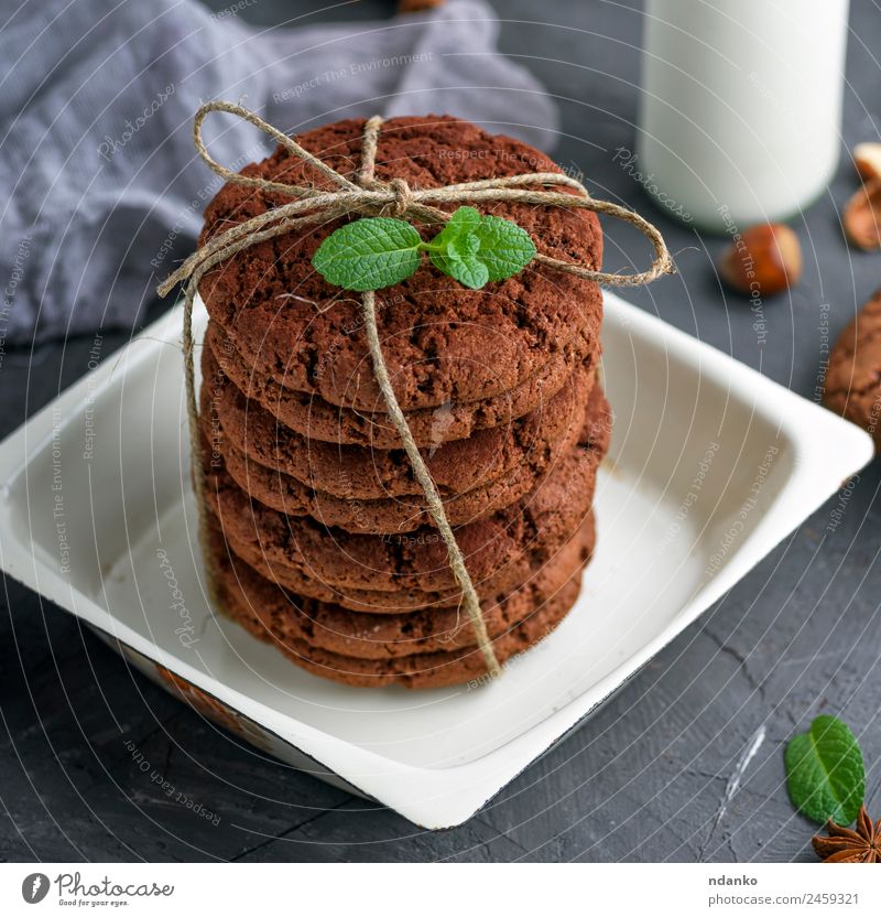 Stapel von runden Schokoladenkeksen Dessert Süßwaren Ernährung Teller Schalen & Schüsseln Essen lecker oben braun weiß Keks melken Hintergrund Lebensmittel süß