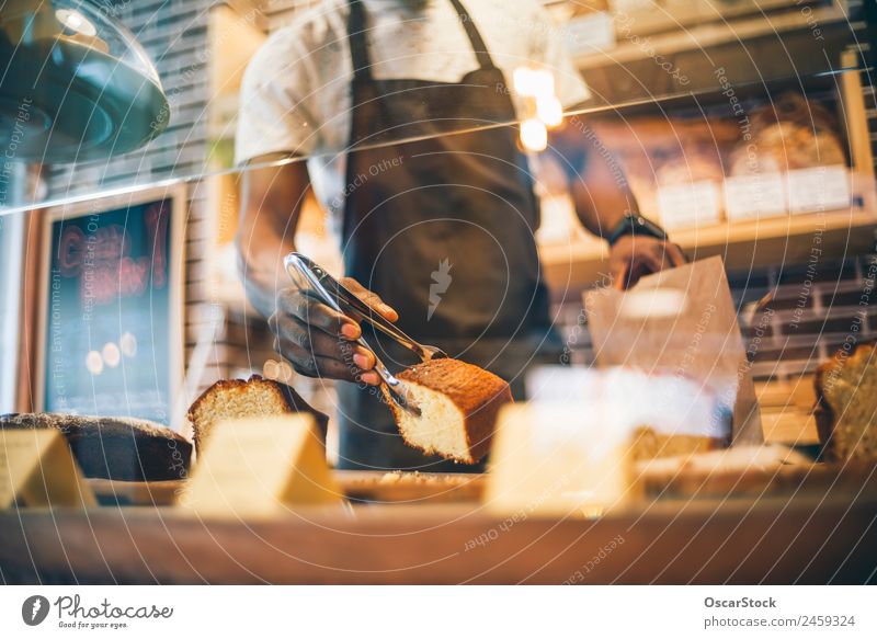 Der Afrikaner arbeitet in der Konditorei. Dessert Frühstück Glück Arbeit & Erwerbstätigkeit Business Mann Erwachsene Lächeln frisch klein lecker schwarz