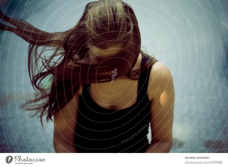 du im wind Haare & Frisuren feminin Wind Sturm brünett langhaarig wild fliegen Farbfoto Schwache Tiefenschärfe