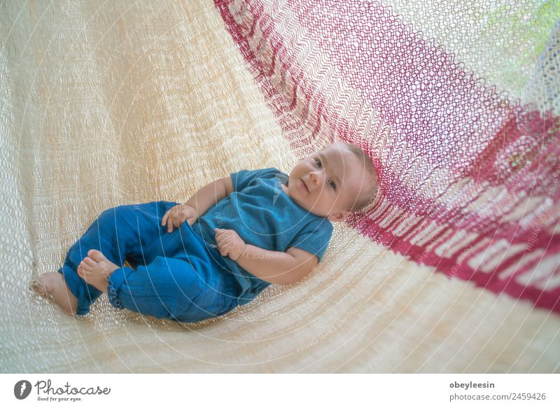 Der kleine Junge liegt in der Hängematte und ist glücklich. Lifestyle Freude Glück schön Spielen Kind Mensch Baby Frau Erwachsene Eltern Mutter