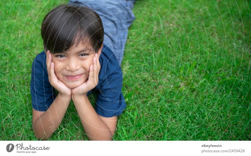 Kleiner Junge Lächle und glücklich im Hinterhof. Freude Glück schön Gesicht Spielen Garten Klettern Bergsteigen Kind Mensch Baby Kleinkind Mann Erwachsene