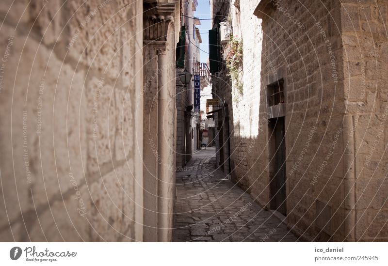 Gasse in Trogir (Kroatien) Ferien & Urlaub & Reisen Tourismus Ausflug Sightseeing Städtereise Sommer Sommerurlaub Europa Kleinstadt Stadt Hafenstadt Altstadt