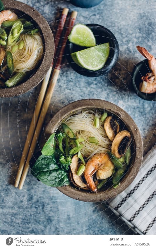 Schale mit asiatischer Nudelsuppe mit Essstäbchen Gemüse Suppe Eintopf Kräuter & Gewürze Mittagessen Abendessen Schalen & Schüsseln Tisch Rudel heiß Thai Fisch