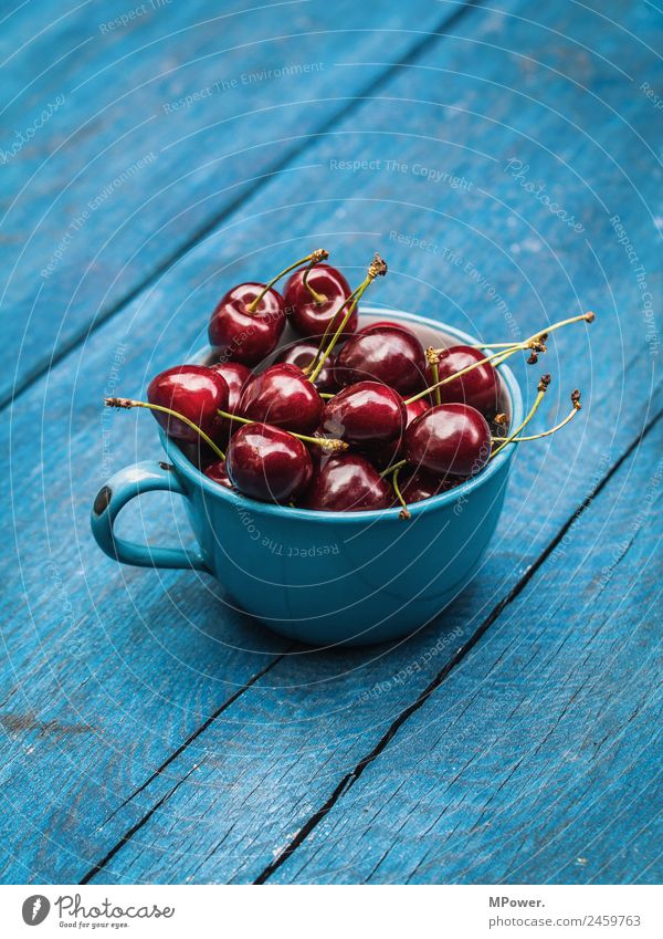 lecker sauerkirschen Lebensmittel Kirsche rot blau Tasse Bioprodukte frisch knackig Gesundheit vitaminreich Holztisch Farbfoto Außenaufnahme Nahaufnahme