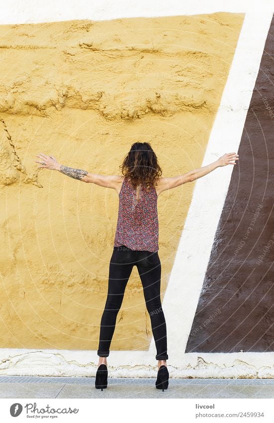 Frau gegenüber einer Straße mit bemaltem Wandbild Lifestyle Stil Design Glück schön Gesicht Fitness Erholung ruhig Mensch feminin Erwachsene Weiblicher Senior