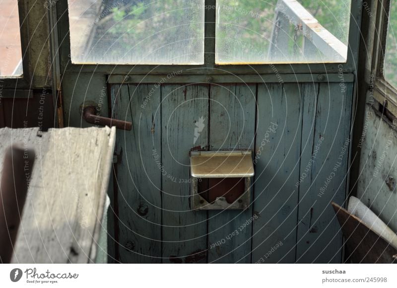 hütte .. Hütte Ruine Beton sparsam Verfall Vergangenheit Vergänglichkeit Wandel & Veränderung Bretterbude Verschlag Fenster Glas Durchblick Aschenbecher