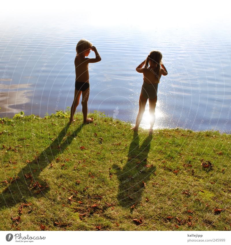 da! wo? Schwimmen & Baden Mensch Mädchen Junge Geschwister Bruder Schwester Kindheit Leben 2 3-8 Jahre Umwelt Natur Erde Wasser Gras Wiese Wellen Küste Seeufer