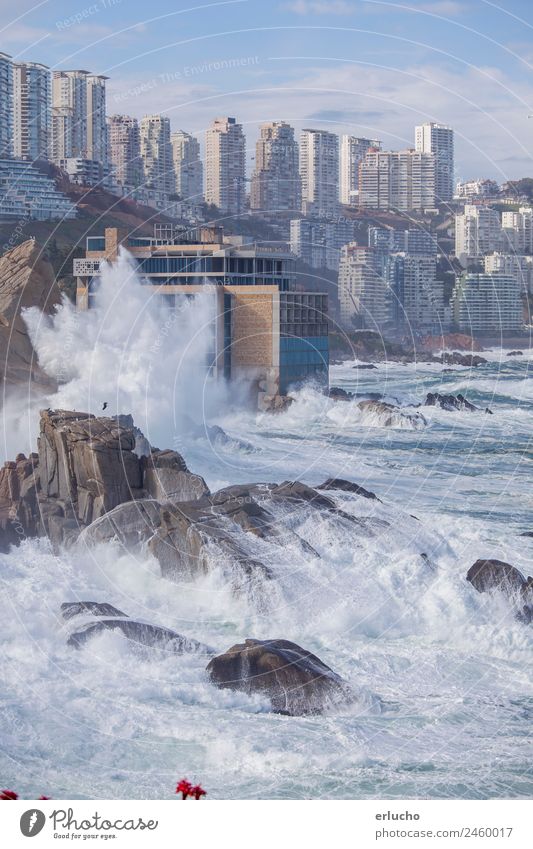 Vina del Mar, Chile Ferien & Urlaub & Reisen Meer Wellen Natur Wetter Unwetter Wind Felsen Küste Strand Stadt Skyline Hochhaus Turm Gebäude Architektur Fassade