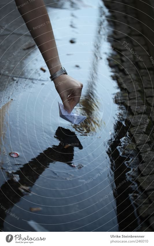 Spieltrieb / Chamanvier Freude Spielen Sommer Leben Arme Hand Finger 1 Mensch Straße Schwimmen & Baden lustig Papierschiff Wasserfahrzeug Faltboot Pfütze Uhr