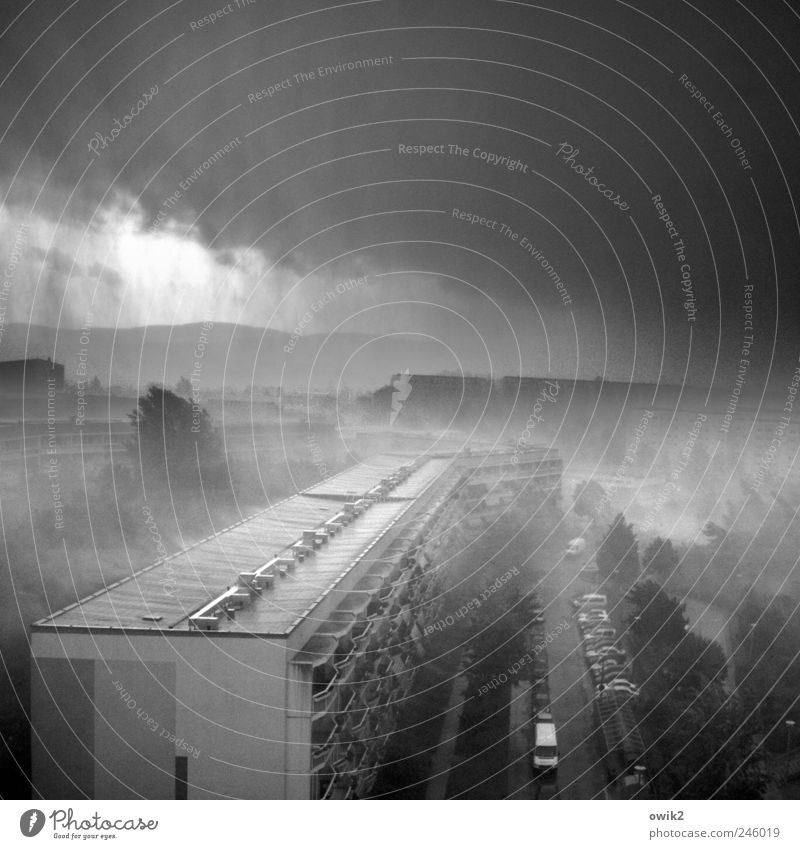 Tief im Osten Wasser Gewitterwolken Klima schlechtes Wetter Unwetter Regen Stadt bevölkert Haus Bauwerk Gebäude Plattenbau Neubaugebiet Mauer Wand Fassade