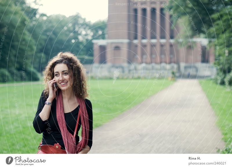 Schön, dich zu hören... Telefon Handy Mensch Junge Frau Jugendliche 1 18-30 Jahre Erwachsene Sommer schlechtes Wetter Park Wege & Pfade Armbanduhr Tasche Schal