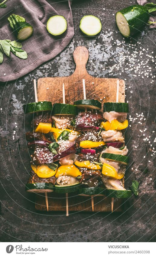 Verschiedene Fleischspieße mit Gemüse auf Schneidebrett Lebensmittel Kräuter & Gewürze Ernährung Mittagessen Picknick Bioprodukte Stil Design Tisch Küche Grill