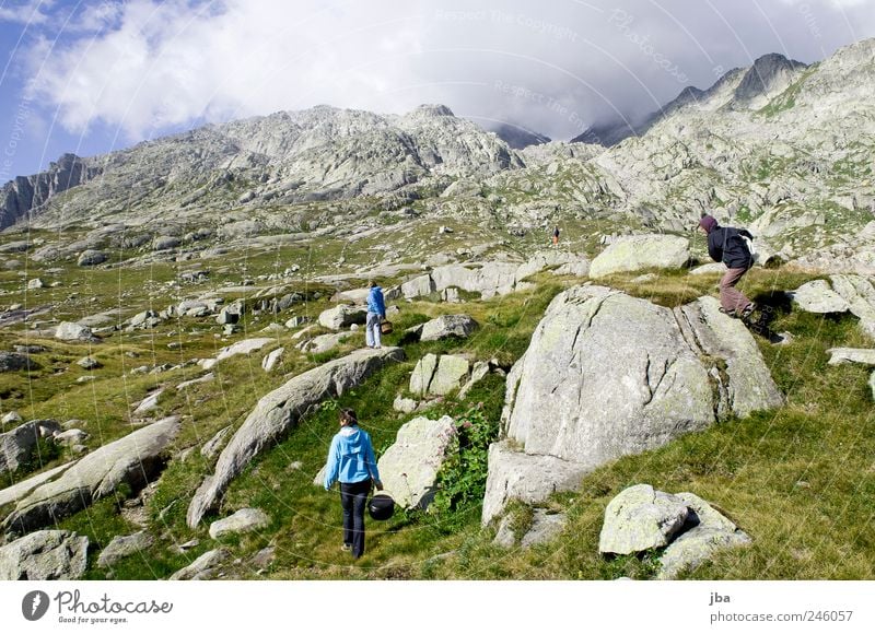 am gotthardpass Zufriedenheit ruhig Tourismus Ausflug Freiheit Camping Sommerurlaub Berge u. Gebirge Mensch maskulin 4 Umwelt Landschaft Urelemente Alpen Stein