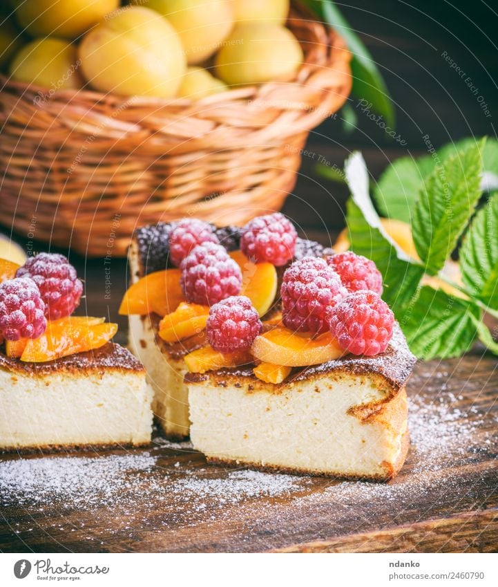 Stückchen Hüttenkäsekuchen Käse Frucht Dessert Süßwaren Ernährung Tisch Essen frisch hell lecker braun rot weiß Farbe Himbeeren Aprikose Käsekuchen Kuchen