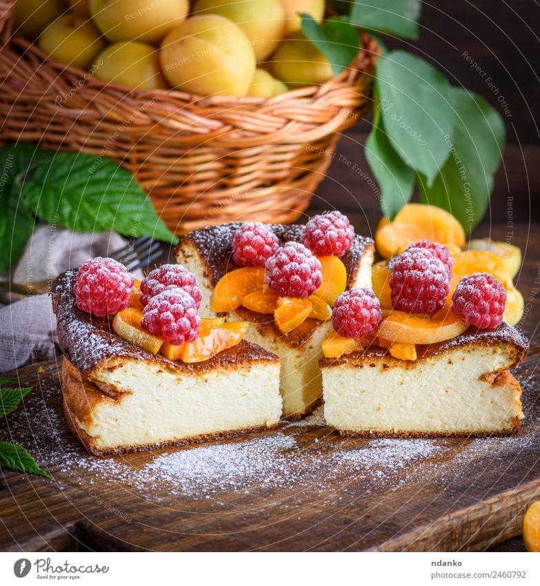 Stückchen Hüttenkäsekuchen Käse Frucht Kuchen Dessert Süßwaren Ernährung Tisch frisch lecker braun rot weiß Farbe Himbeeren Aprikose Käsekuchen Beeren