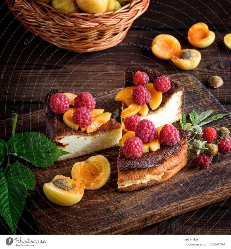 Stückchen Hüttenkäsekuchen Käse Frucht Kuchen Dessert Ernährung Vegetarische Ernährung Tisch frisch lecker braun rot Farbe Himbeeren Aprikose Käsekuchen Beeren