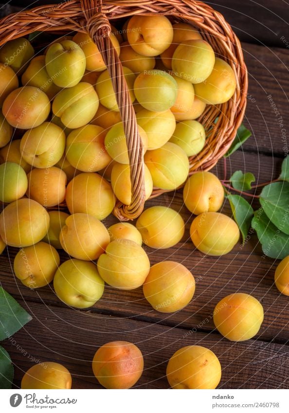 Reife Aprikosen Frucht Ernährung Vegetarische Ernährung Diät Tisch Menschengruppe Natur Blatt Holz Essen frisch natürlich saftig braun gelb Farbe Korb Ackerbau