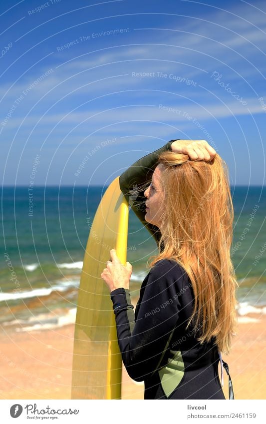 Sexy Surferin Frau Strand Meer Wellen Sport Wassersport Brandung Erwachsene Himmel Küste blond Erotik schön attraktiv Frankreich Europa Baskenland Blauer Himmel