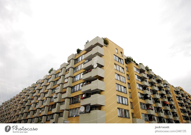 architektonische Breitseite (Ecke) Parabolantenne schlechtes Wetter Stadthaus Gebäude Fassade Balkon Beton eckig hässlich modern trist gelb Schutz