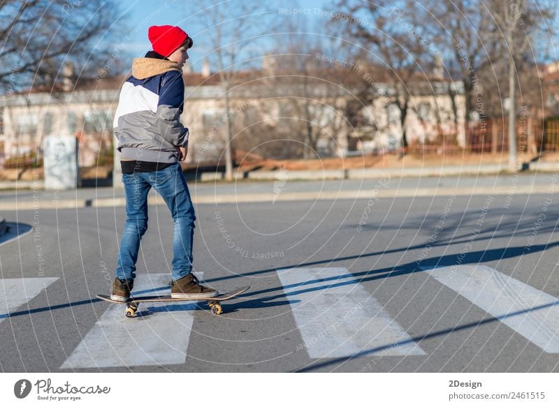 Teenager üben mit Skateboard in der Sunrise City. Lifestyle Freude Erholung Freizeit & Hobby Sommer Sport Kind Mensch maskulin Junge Mann Erwachsene Jugendliche