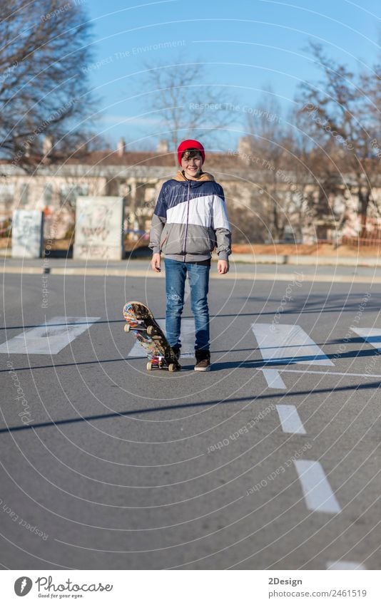 Teenager üben mit Skateboard in der Sunrise City. Lifestyle Freude Erholung Freizeit & Hobby Sommer Sport Kind Mensch maskulin Junge Mann Erwachsene Jugendliche