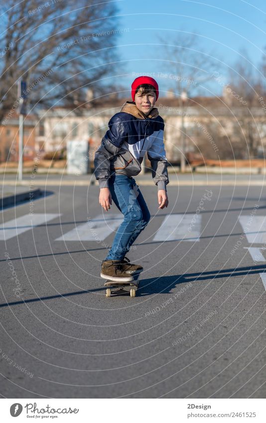 Teenager üben mit Skateboard in der Sunrise City. Lifestyle Freude Erholung Freizeit & Hobby Sommer Sport Kind Mensch maskulin Junge Mann Erwachsene Jugendliche