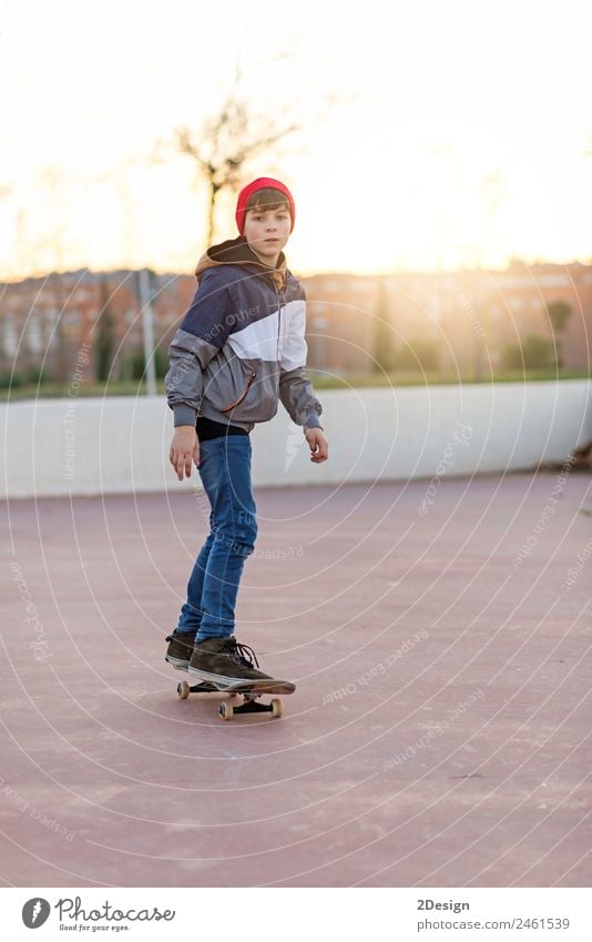 Teenager üben mit Skateboard in der Sunrise City. Lifestyle Freude Erholung Freizeit & Hobby Sommer Sport Kind Mensch maskulin Junge Mann Erwachsene Jugendliche