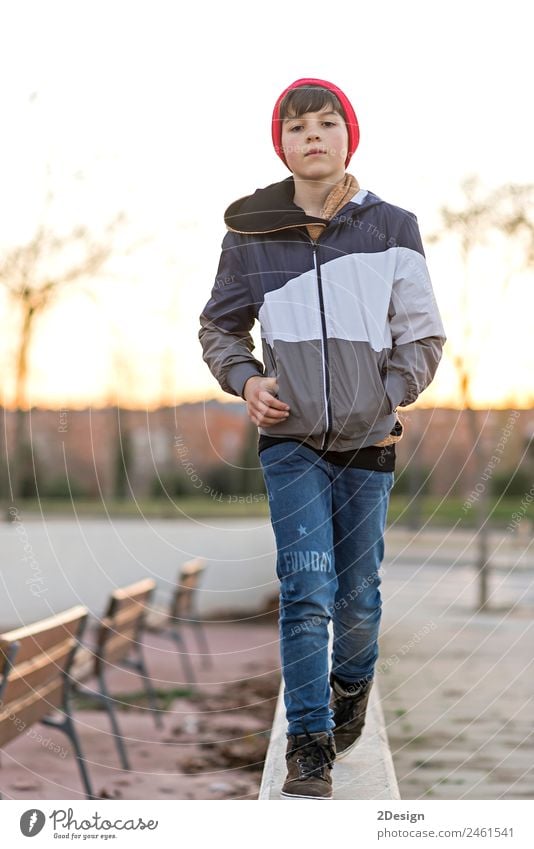 Porträt eines jungen Teenagers bei Sonnenaufgang Lifestyle Stil Glück Gesicht Studium Mensch feminin Junge Mann Erwachsene Jugendliche 1 8-13 Jahre Kind