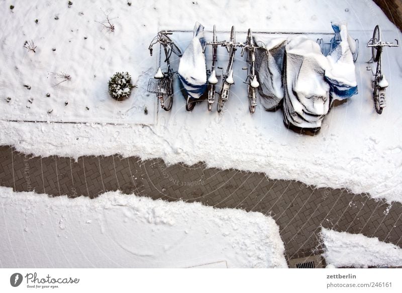 Winterhof Hof Hinterhof Innenhof Schnee Neuschnee Schneedecke Wege & Pfade Eiskristall Winterdienst räumdienst Sauberkeit Fahrrad Fahrradständer kalt