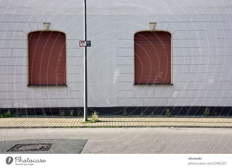 Augen zu und durch Menschenleer Haus Bauwerk Gebäude Architektur Mauer Wand Fassade Fenster Straße Bürgersteig Laternenpfahl Gully Schilder & Markierungen trist