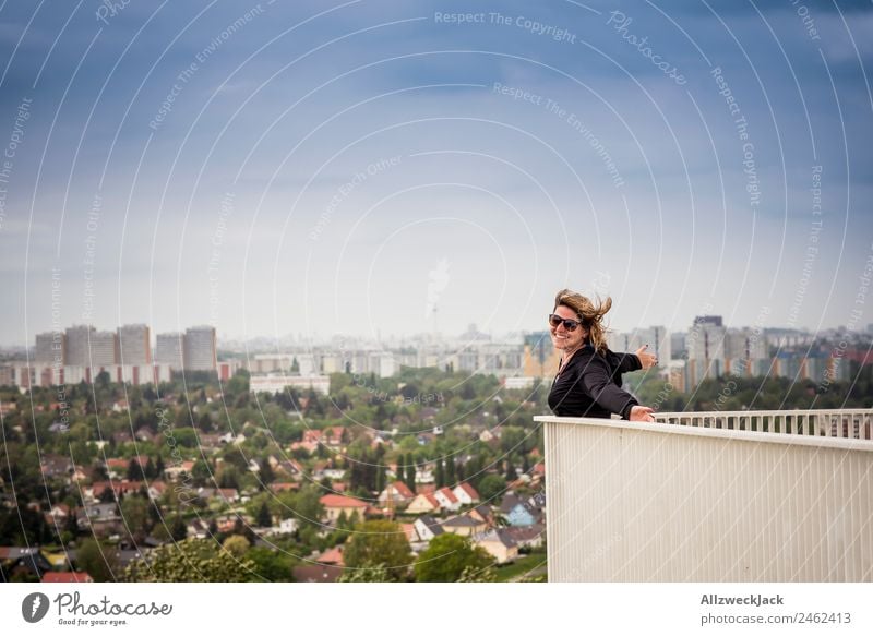 junge Frau vor Berliner Skyline Tag 1 Mensch feminin Junge Frau Porträt Deutschland Hauptstadt Panorama (Aussicht) Blauer Himmel Wind Ferne überblicken Garten