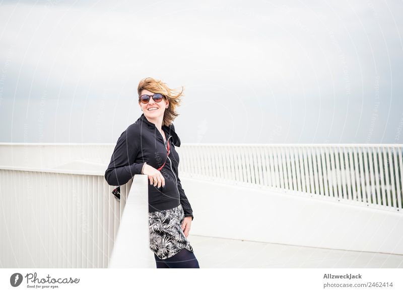 Portrait von einer jungen Frau mit Wind im Haar Tag 1 Mensch feminin Junge Frau Porträt Deutschland Berlin Hauptstadt Himmel Wolken Ferne überblicken Aussicht