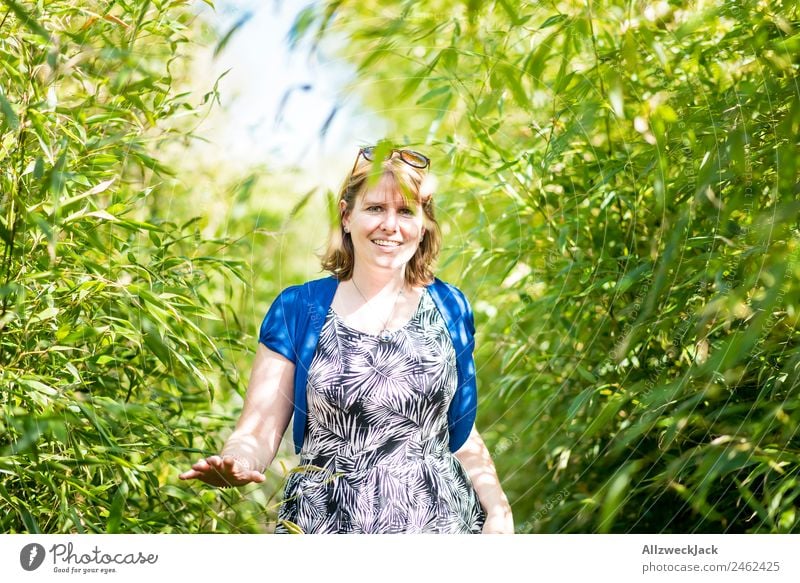 Portrait von einer jungen Frau im Bambus Dschungel Porträt Junge Frau 1 Mensch feminin blond grün Natur Tag Sträucher Blatt Wald Urwald Ferien & Urlaub & Reisen