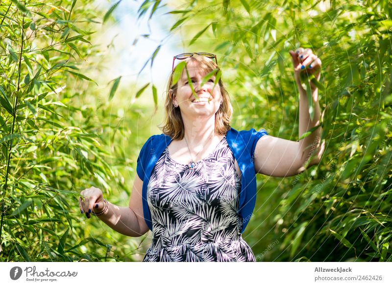 Portrait von einer jungen Frau im Bambus Dschungel Porträt Junge Frau 1 Mensch feminin blond grün Natur Tag Sträucher Blatt Wald Urwald Ferien & Urlaub & Reisen