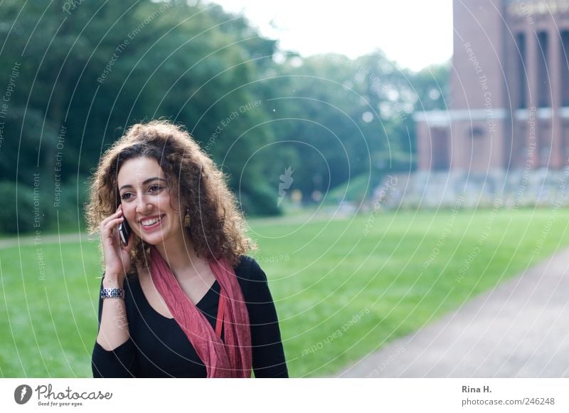 Hi ! Handy Mensch feminin 1 18-30 Jahre Jugendliche Erwachsene Sommer Park Wiese T-Shirt Schal Haare & Frisuren brünett langhaarig Locken gehen Kommunizieren