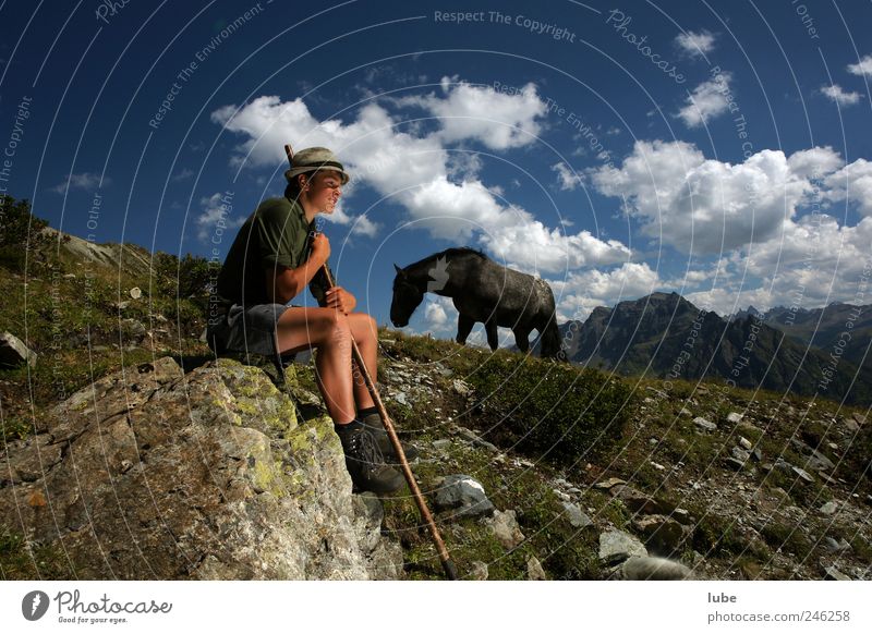 Hirtenjunge Glück Zufriedenheit Berge u. Gebirge Landwirtschaft Forstwirtschaft maskulin Junger Mann Jugendliche 1 Mensch Natur Landschaft Wolken Horizont