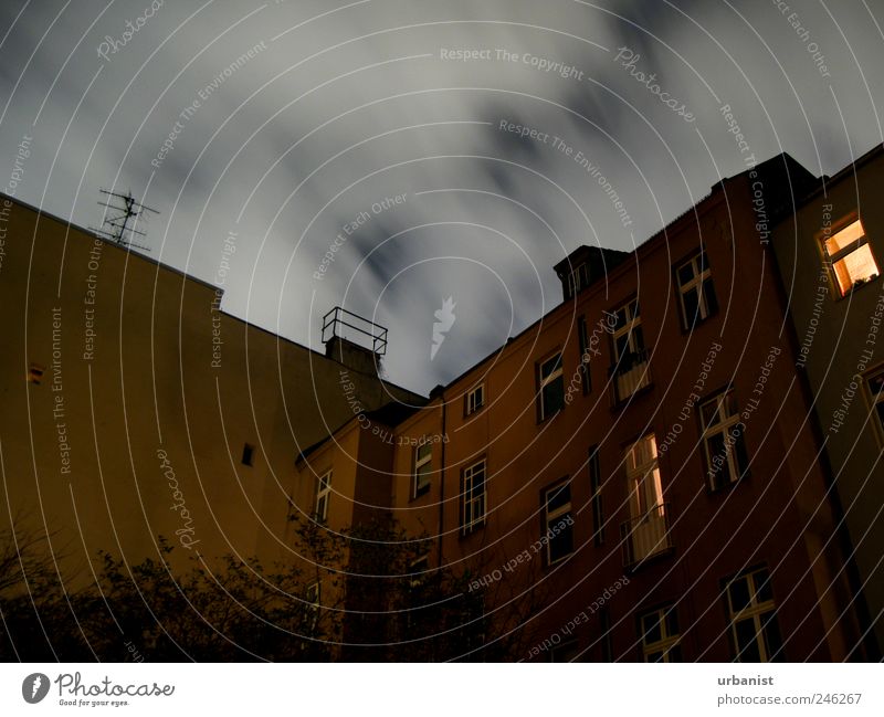 Berlin: Nacht im Hinterhof Häusliches Leben Wohnung Haus Innenhof Nachtleben Stadt Menschenleer Gebäude Wohnhaus Mauer Wand Fassade Schornstein Antenne schlafen