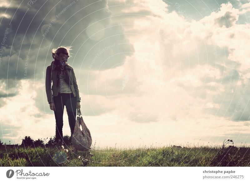 Legend Ferne Freiheit Junge Frau Jugendliche 1 Mensch 18-30 Jahre Erwachsene Umwelt Natur Landschaft Himmel Gewitterwolken Schönes Wetter Unwetter Wind Wiese