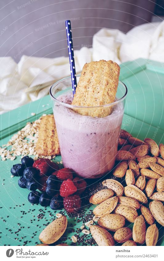 Gesundes Frühstück mit Bio-Produkten Lebensmittel Frucht Getreide Teigwaren Backwaren Ernährung Bioprodukte Vegetarische Ernährung Getränk Saft Milch Milchshake