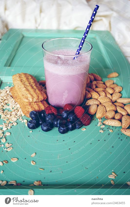 Frühstück mit Beeren-Smoothie, Beeren und Getreide Lebensmittel Frucht Teigwaren Backwaren Mandel Hafer Haferflocken Plätzchen Ernährung Essen Bioprodukte