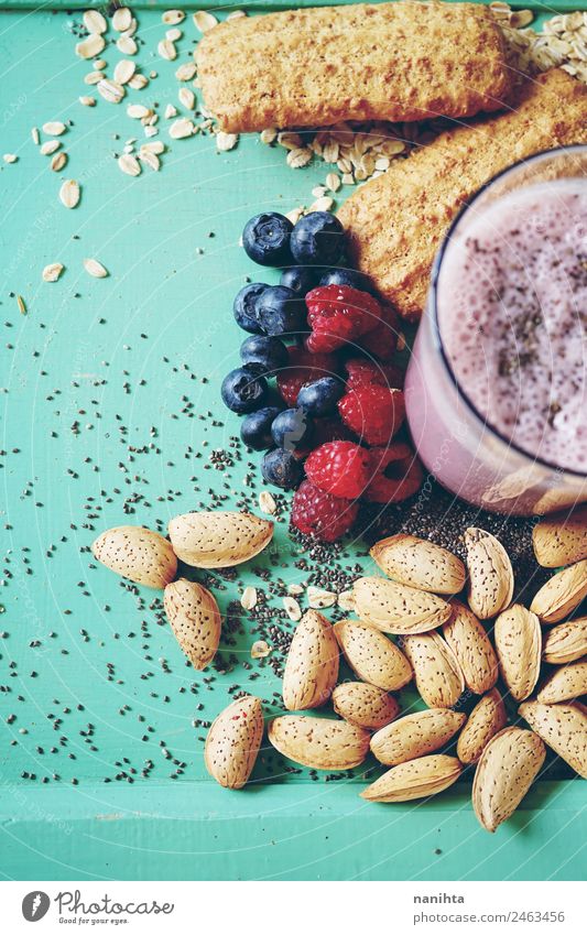 Gesunder Smoothie mit Getreide und Beeren Lebensmittel Milcherzeugnisse Frucht Plätzchen Mandel Hafer Blaubeeren Himbeeren Ernährung Essen Frühstück