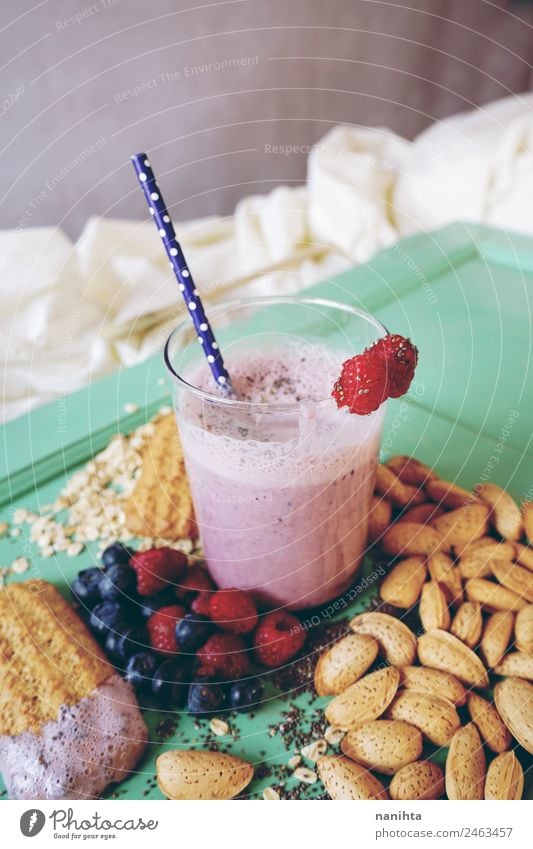 Gesundes Frühstück mit Milchshake, Obst und Getreide Lebensmittel Frucht Teigwaren Backwaren Beeren Blaubeeren Himbeeren Mandel Chia Haferflocken Ernährung