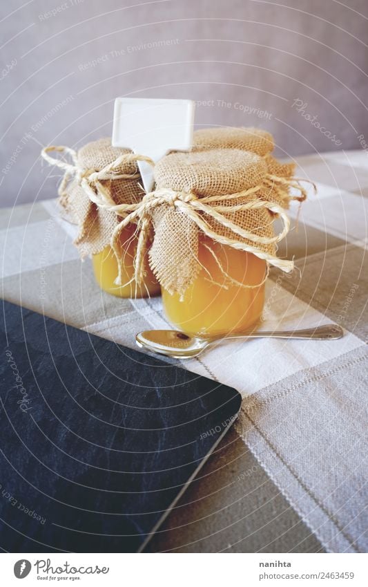 Handwerkliche Honiggläser Lebensmittel Ernährung Bioprodukte Vegetarische Ernährung Glas Löffel Gesunde Ernährung Küche Handel Verpackung blanko Etikett frisch