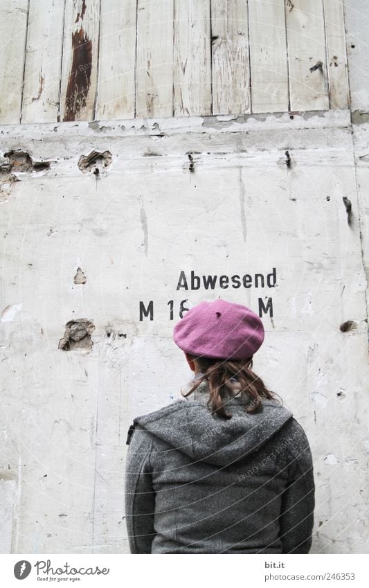 mit dem Gesicht zur Wand Junge Frau Jugendliche Erwachsene Rücken 1 Mensch Mauer Fassade Bekleidung Jacke Mantel Mütze brünett langhaarig protestieren Scham