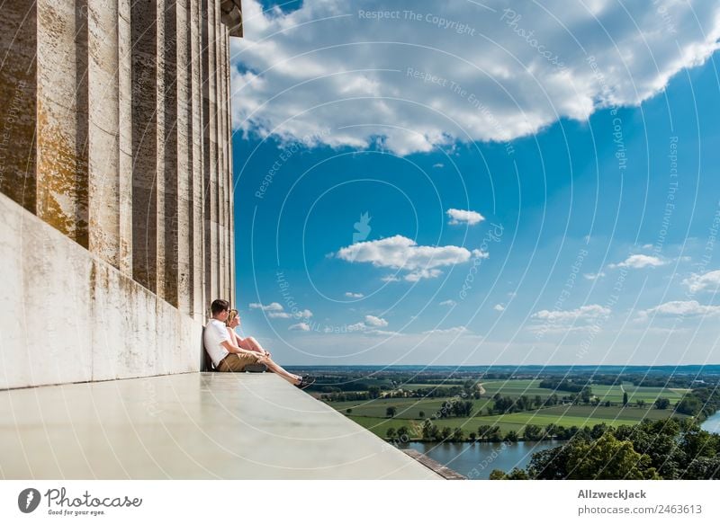 Pärchen sitzt Arm in Arm und genießt den Ausblick Deutschland Regensburg Walhalla Sehenswürdigkeit Säule Aussicht Ferne Panorama (Aussicht) Donau Schönes Wetter