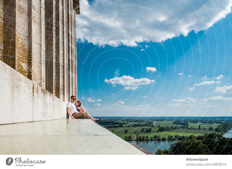 Pärchen sitzt Arm in Arm und genießt den Ausblick Deutschland Regensburg Walhalla Sehenswürdigkeit Säule Aussicht Ferne Panorama (Aussicht) Donau Schönes Wetter