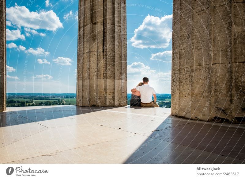 Pärchen sitzt Arm in Arm und genießt den Ausblick Deutschland Regensburg Walhalla Sehenswürdigkeit Säule Aussicht Ferne Panorama (Aussicht) Donau Schönes Wetter