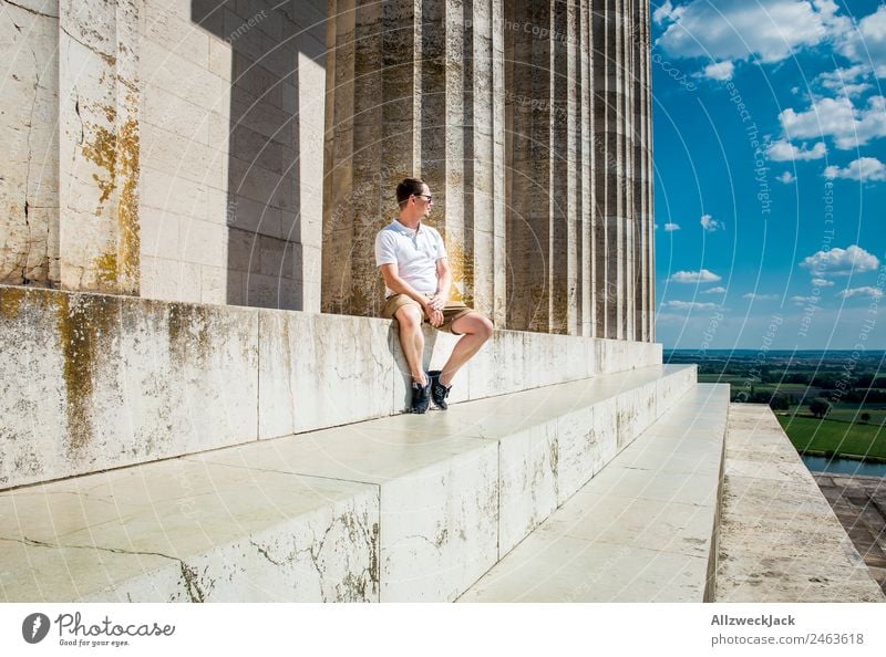 Mannes sitzt am Walhalla und schaut in die Ferne Deutschland Regensburg Sehenswürdigkeit Säule Aussicht Panorama (Aussicht) Donau Schönes Wetter Sommer